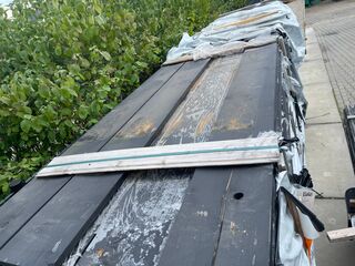 Ca. 88x Vuren Boeidelen Zwart Gecoat, 22x245mm, lengte 510cm